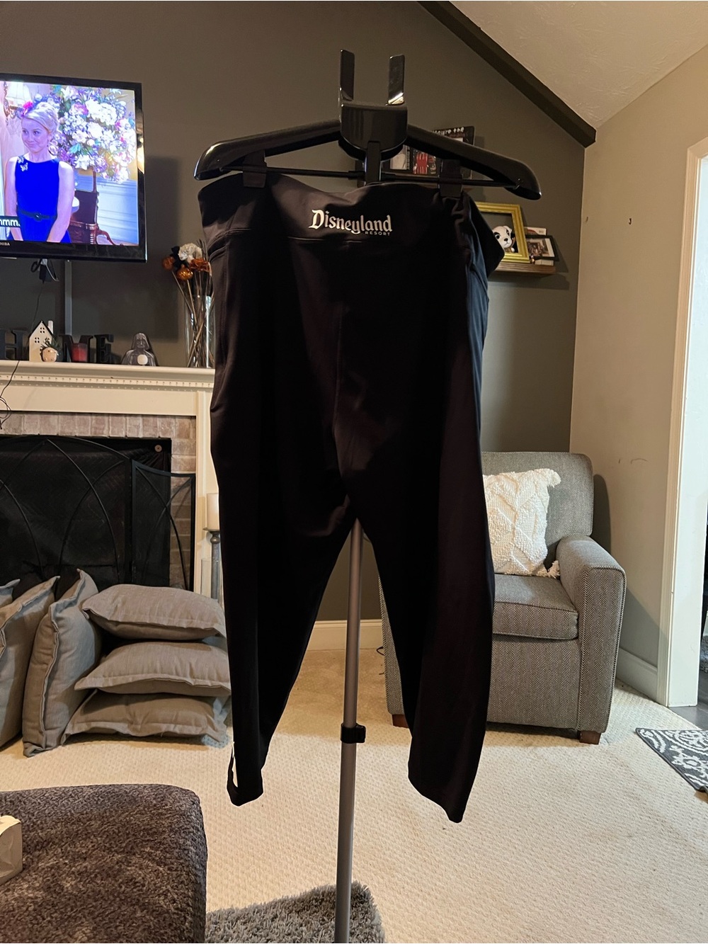 Disney-Disney-Parks-Disneyland Resort Black Leggings With Castle on ankle Sz 2x